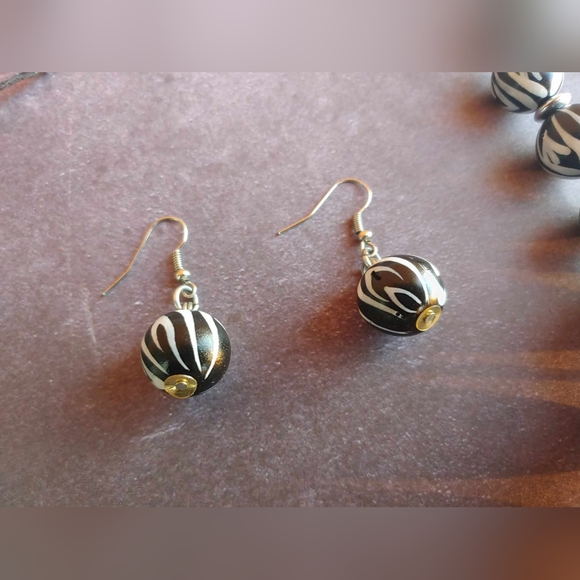 RARE/Vintage 80's Zebra wooden beaded necklace & earring set. - Picture 16 of 17